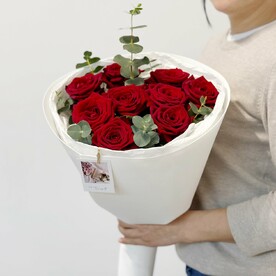 Букет алых роз с эвкалиптом