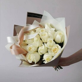 Белые розы в букете