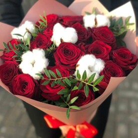 Красные розы с хлопком