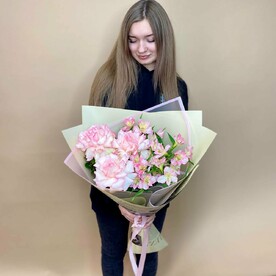 Сборный букет с французскими розами и альстрамерией