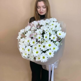 Объёмный букет из хризантем ромашек