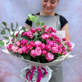 Букет из яркой кустовой розы