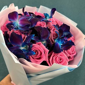 Букет розовые розы и Орхидея космическая