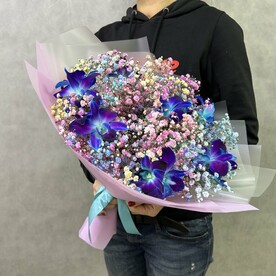 Букет радужная гипсофила с космической орхидеей