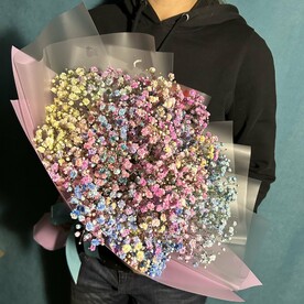 Букет с радужной гипсофилой