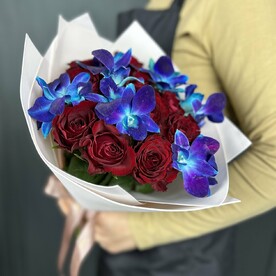 Букет красные розы с орхидеей