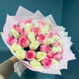 Букет розы белые с розовыми