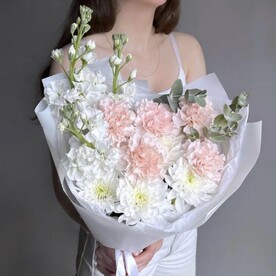 Букет сборный Авторский Маттиола, гвоздика, хризантема с эвкалиптом