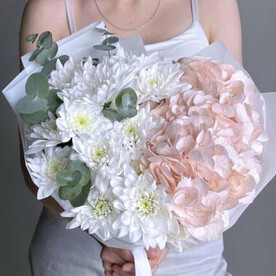 Букет Гортензия, хризантема с эвкалиптом