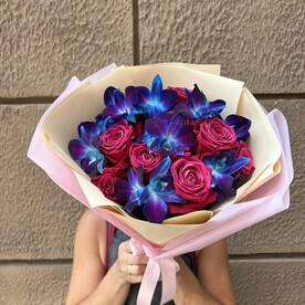 Букет живых цветов из космической орхидеи и малиновых роз