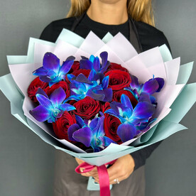 Букет Роза красная с космической Орхидеей