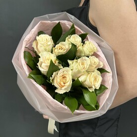 Букет Розы кремовые с Рускусом