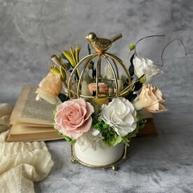 Композиция в кашпо из сухоцветов и стабилизированных цветов «Золотая клетка»