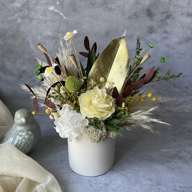 Стабилизированная композиция в кашпо с листом магнолии