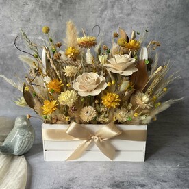 Композиция из сухоцветов в деревянном ящике