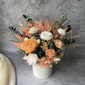 Композиция из стабилизированных цветов с ярким пальмовым листом