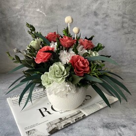 Композиция из стабилизированных цветов с ярко-коралловыми розами