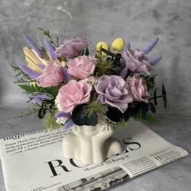 Композиция из стабилизированных роз в розово-лиловых оттенках