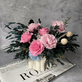 Яркая композиция из стабилизированных цветов в вазе