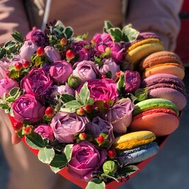 Сердце с пионовидными розами и макарунсами