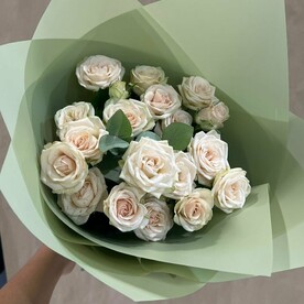 Букет кремовых кустовых роз