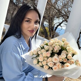 Кустовые розы Яна