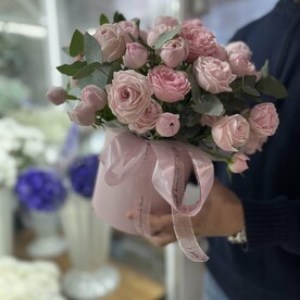 Коробка с пионовиднымм розами