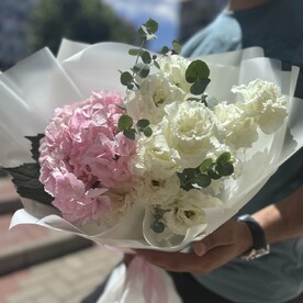Букет гортензии и лизиантус