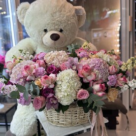 Огромная корзина с цветами