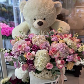 Гигантская корзина с гортензиями