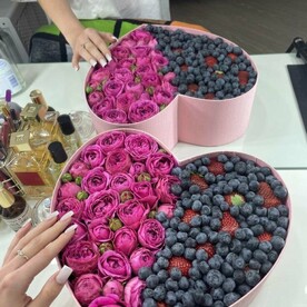Коробка сердце с цветами и ягодами