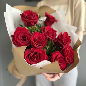 Красные розы в крафте с добавлением веточек фисташки