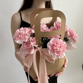 Сумка Fresh Flowers c зефирными диантусами (гвоздиками)