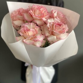 Розовые французские розы