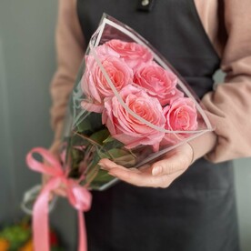 Розы розовые 5 бутонов