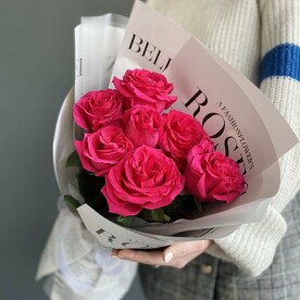 Букет малиновых роз  в стильной упаковке