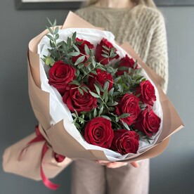 Красные розы в крафте с зеленью