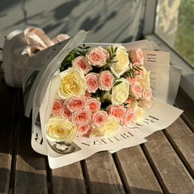 Летний вечер (пионовидные розы и кустовые розы)