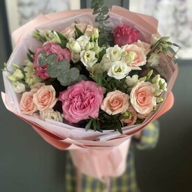 Розовое счастье (пионовидные розы, кусовые розы, лизиантус, эвкалипт и фисташка)