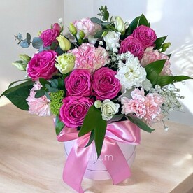 Цветы в коробке с кустовой розой и диантусом