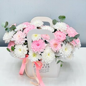 Букет из хризантем в сумочке