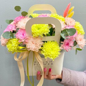 Букет из разноцветных хризантем в сумочке