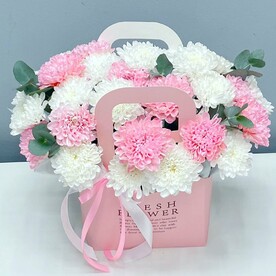 Сумочка с розовой и белой хризантемой "Зефир"