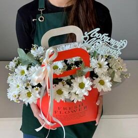 Цветы в большой сумочке маме