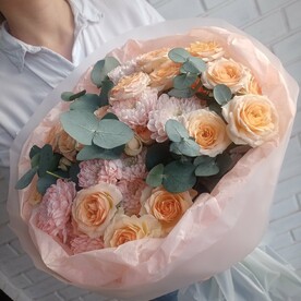 Букет из кустовой розы, хризантемы и эвкалипта