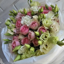 Букет из кустовой розы и эустомы