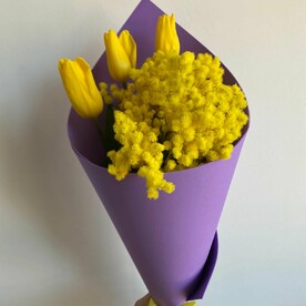 Букет из тюльпанов и мимозы.