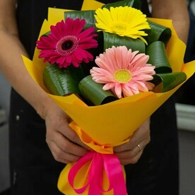 Букет с разноцветными герберами
