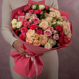 Букет из 15 разноцветных кустовых роз