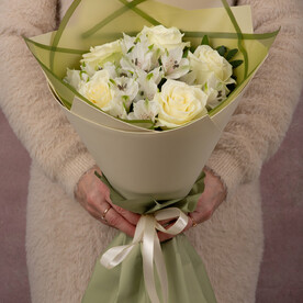 Букет с белыми розами и альстремерией